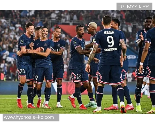 巴黎圣日尔曼击败曼联挺进欧冠八强吉鲁进球破门助球队取得胜利